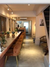 壁側には２名掛けのテーブル席が２箇所ございます - Ato lobby/ lounge カフェ＆イベントスペース カフェ店のレンタルスペースの室内の写真