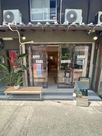 開放感のある入り口で、イベントの際などは入り口スペースにポスターや看板なども展示していただきやすくなっております - Ato lobby/ lounge カフェ＆イベントスペース カフェ店のレンタルスペースの外観の写真