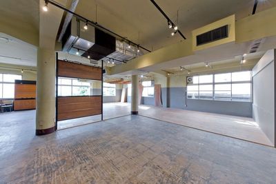 家具やアウトドア商品等の大型製品の撮影にも適しています。 - KLASI COLLEGE 【撮影などの商用利用】約200㎡のレンタルスペースの室内の写真