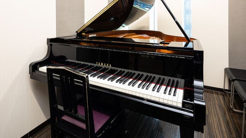 部屋内　グランドピアノ - ミュージックアベニューなんば グランドピアノ防音部屋 ROOM401番教室の室内の写真
