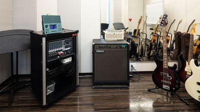 設置機材 - ミュージックアベニューなんば ギター防音部屋 ROOM501番教室の室内の写真