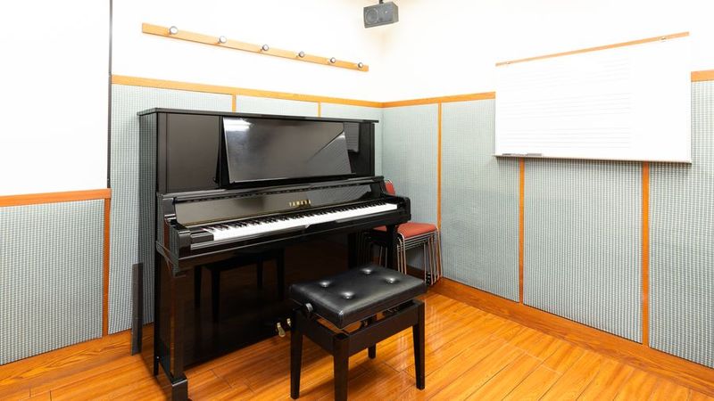 部屋内 - ミュージックサロン天王寺Emu アップライトピアノ防音部屋 Emu1教室の室内の写真