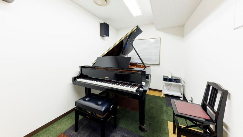 部屋内 - ミュージックアベニュー梅田 グランドピアノ防音部屋 Room2教室の室内の写真