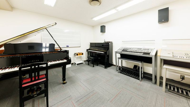 部屋内 - ミュージックアベニュー梅田 グランドピアノ・エレクトーン防音部屋 Room5教室の室内の写真