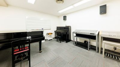 部屋内 - ミュージックアベニュー梅田 グランドピアノ・エレクトーン防音部屋 Room5教室の室内の写真
