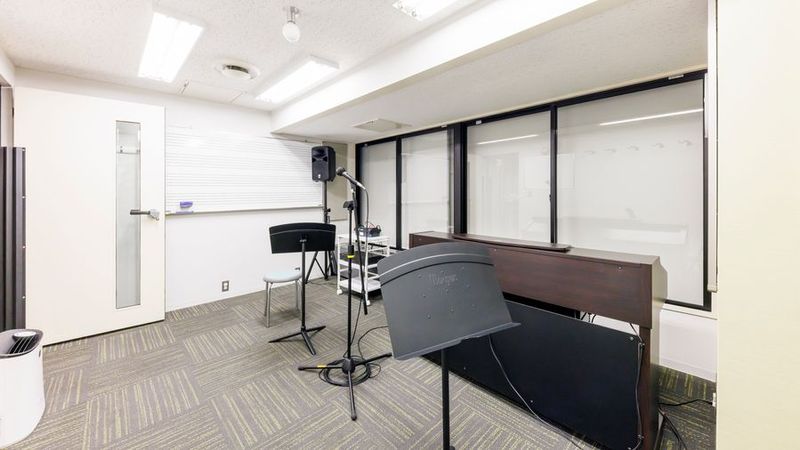 部屋内 - ミュージックアベニュー梅田 電子ピアノ防音部屋 Room12教室の室内の写真