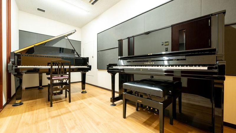部屋内 - ミュージックアベニュー伏見 グランドピアノ・アップライトピアノ防音部屋 A教室の室内の写真