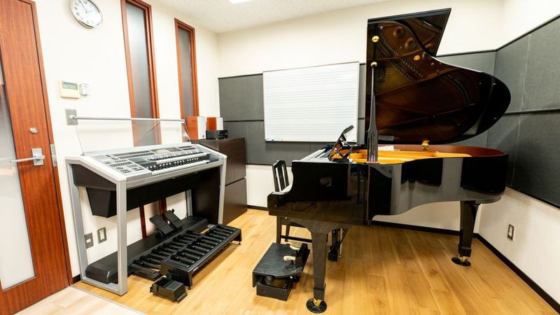 部屋内 - ミュージックアベニュー伏見 グランドピアノ・エレクトーン防音部屋 B教室の室内の写真