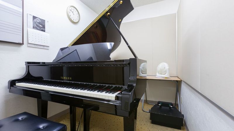 部屋内 - 横浜センター グランドピアノ防音部屋 S5教室の室内の写真