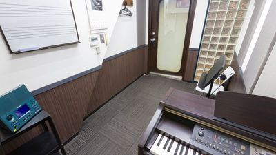 部屋内 - ミュージックアベニュー横浜 管弦楽器、電子ピアノ防音部屋 5F教室の室内の写真