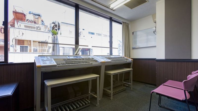 部屋内　窓があります - ミュージックアベニュー横浜 管弦楽器、エレクトーン防音部屋 4E教室の室内の写真
