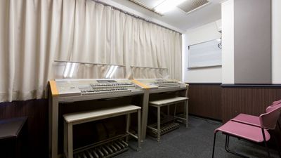 部屋内　カーテンあり - ミュージックアベニュー横浜 管弦楽器、エレクトーン防音部屋 4E教室の室内の写真