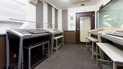部屋内 - ミュージックアベニュー横浜 アップライトピアノ、エレクトーン 防音部屋 4G教室の室内の写真
