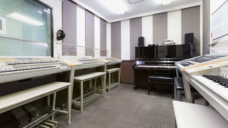 部屋内 - ミュージックアベニュー横浜 アップライトピアノ、エレクトーン 防音部屋 4G教室の室内の写真