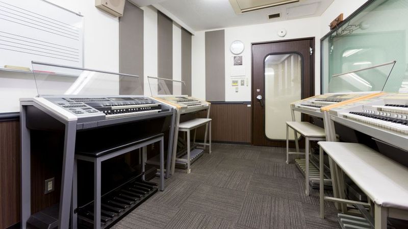 部屋内 - ミュージックアベニュー横浜 アップライトピアノ、エレクトーン 防音部屋 4H教室の室内の写真