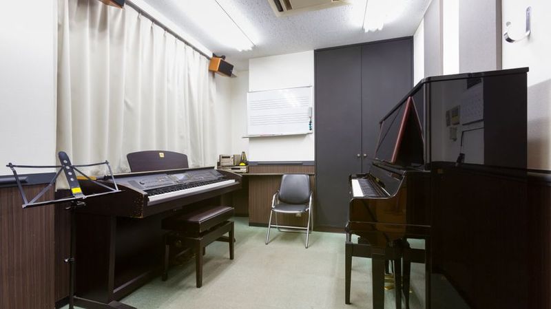 部屋内 - ミュージックアベニュー横浜 アップライトピアノ、電子ピアノ 防音部屋 4J教室の室内の写真
