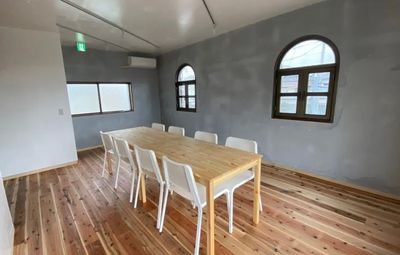 丸い西洋窓がおしゃれな一軒屋の2階のスペースです。撮影やワークショップに最適！1階におにぎり屋さんがあるのでランチも可能です。 - コミュニティKoenてらまちハウス