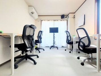 意外に使いやすいと評判です！長居を前提にしたオフィスチェアです。4名が最適ですが、がんばれば、あと2名くらいいけます。 - タネマキ201 レンタルスペースの室内の写真