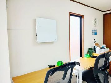 空気清浄機とは別に、カルテックの光触媒除菌脱臭機を設置いたしました！除菌脱臭に特化した空気清浄機です。 - タネマキ201 レンタルスペースの室内の写真