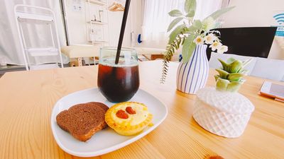 明るい室内でお茶会も盛り上がります。 - ＆ Heart　シアン心斎橋 パーティルーム、サロン、多目的スペースの室内の写真