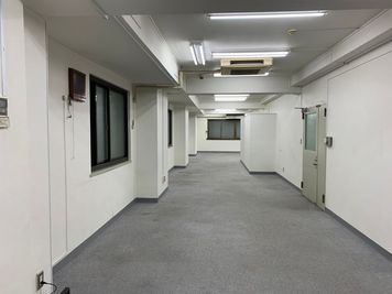 【リロの会議室】ForumS　佐野ビル 【リロの会議室】6階イベントスペースの室内の写真
