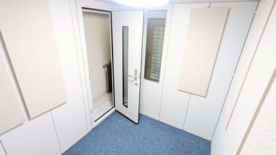 防音室　内側から。
扉と壁は70ｃｍほど離れてます - レンタボン・大山スタジオ Ａスタジオ　【エアコン・電子ピアノ付設・2.5帖】の室内の写真