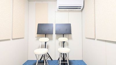 譜面台は穴の開いていないタイプです。書き込みやすく安定感あります - レンタボン・大山スタジオ Ａスタジオ　【エアコン・電子ピアノ付設・2.5帖】の室内の写真
