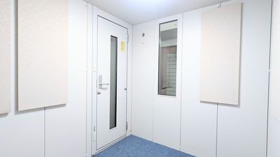 窓は玄関方向に開口しており安心です - レンタボン・大山スタジオ Ａスタジオ　【エアコン・電子ピアノ付設・2.5帖】の室内の写真