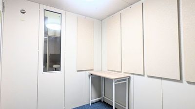 机サイズ
幅80×奥行40×高さ70ｃｍ
折り畳み式・耐荷重20ｋｇ - レンタボン・大山スタジオ Ａスタジオ　【エアコン・電子ピアノ付設・2.5帖】の室内の写真