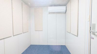 譜面台等室外に出すとエアコンだけの広い室内になります - レンタボン・大山スタジオ Ａスタジオ　【エアコン・電子ピアノ付設・2.5帖】の室内の写真