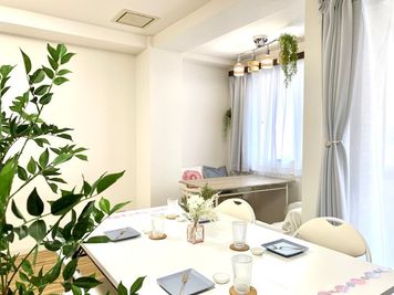 無料で使える飾りや食器で、推し活などにも★ - 堺筋本町駅歩5分！最寄り7駅✨徒歩５分にスーパー、コンビニ有！ 【バーカウンターのある部屋】『駅歩×買い物』徒歩5分✨最寄り7駅の室内の写真