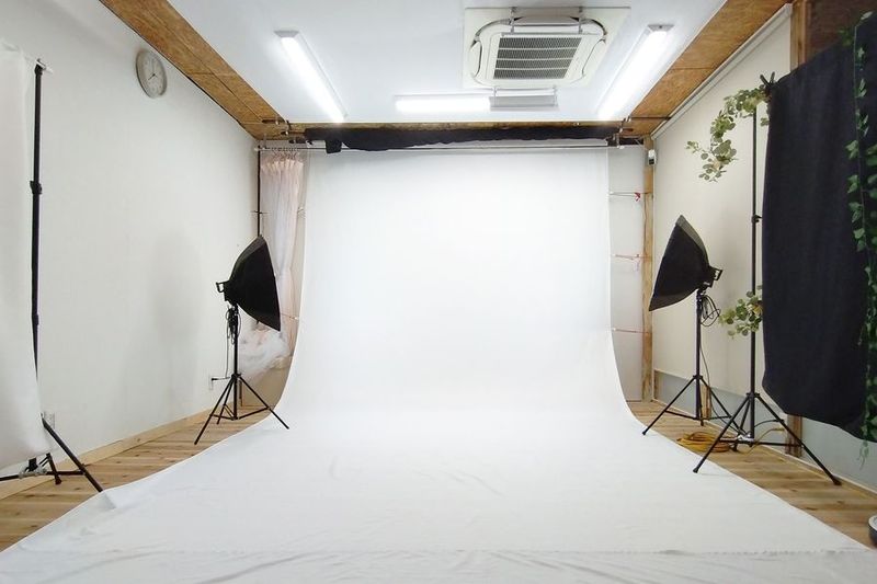 3×3.6の大型背景布 - レンタル撮影スタジオ「スペース写撮る」 気軽に使える撮影スタジオ ～4人迄 3日前からご予約受付中の室内の写真