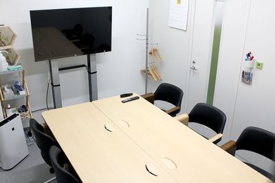 会議室・フリースペース｜数人でのWeb会議やプレゼンテーションが可能｜壁はホワイトボードになってます！ - Creative Lab. 代々木
