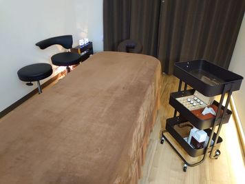 お客様への整体、アロママッサージ、練習会などの用途にご利用いただけます。 - アロマ・ド・クリエ上野 【上野駅近】直前予約・1日利用OK！マッサージ・指圧に最適！の設備の写真