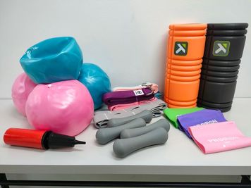 ストレッチ、マッサージに使用可能な備品。ヨガバンド2m×4、ストレッチバンド(グレー)2m×2、ストレッチチューブ（緑紫ピンク）1.5m×3、ダンベル1kg×4 - パーソナルレンタルスタジオ モエギ市ヶ谷/Moegi市ヶ谷 大学オフィス街近スタジオ♪ヨガピラティスダンス練習レッスンに最適の室内の写真