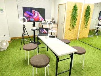 机を出してミニミーティングも可能です - パーソナルレンタルスタジオ モエギ市ヶ谷/Moegi市ヶ谷 大学オフィス街近スタジオ♪ヨガピラティスダンス練習レッスンに最適の室内の写真