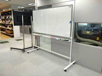 ホワイトボード、無料で貸出可能 - Asia startup Office MONO 会議室Dの設備の写真