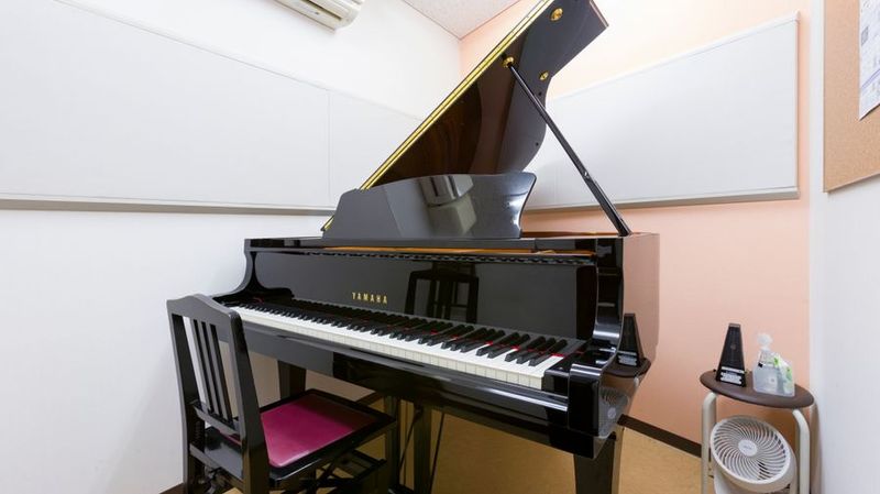 部屋内（グランドピアノ） - ミュージックアベニュー渋谷cocoti グランドピアノ防音部屋 2番教室の室内の写真