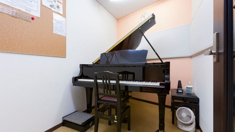 部屋内（グランドピアノ） - ミュージックアベニュー渋谷cocoti グランドピアノ防音部屋 3番教室の室内の写真