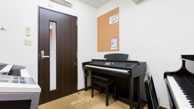 部屋内 - ミュージックアベニュー渋谷cocoti グランドピアノ・エレクトーン・電子ピアノ防音部屋 5番教室の室内の写真