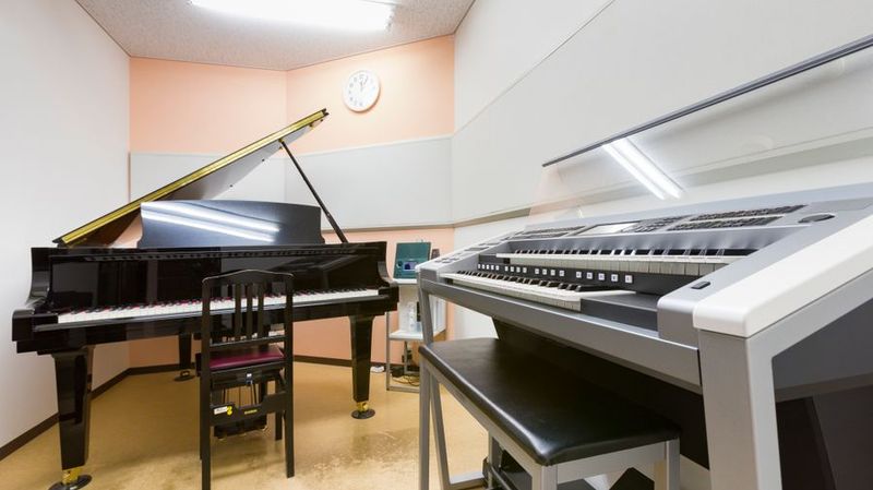 部屋内 - ミュージックアベニュー渋谷cocoti グランドピアノ・エレクトーン・電子ピアノ防音部屋 5番教室の室内の写真