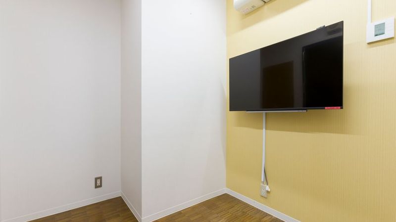 部屋内（モニター有り） - ミュージックアベニュー新宿クラッセ 大型モニター付き防音部屋　14番教室の室内の写真
