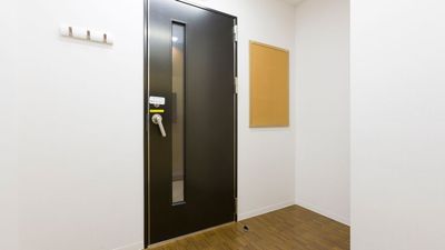 防音扉 - ミュージックアベニュー新宿クラッセ 大型モニター付き防音部屋　14番教室の室内の写真