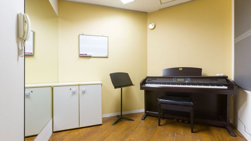 部屋内 - ミュージックアベニュー新宿クラッセ 管楽器・電子ピアノ防音部屋 19番教室の室内の写真
