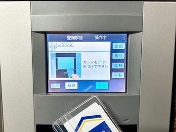 【セキュリティカードを使用して警備を解除します】 - TIME SHARING 竹橋 廣瀬第3ビル 2Fの入口の写真