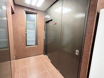 【1階エレベーターホール】 - TIME SHARING 竹橋 廣瀬第3ビル 2Fの入口の写真