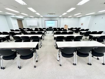 【プロジェクターへは、スペース内にある無料備品のHDMIケーブルとお手持ちのPCを接続するだけで簡単に投影が出来ます】 - TIME SHARING 竹橋 廣瀬第3ビル 【閉店】2Fの設備の写真