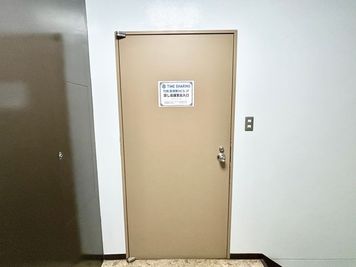 【1階で受け取った鍵で解錠してご入室ください】 - TIME SHARING 竹橋 廣瀬第3ビル 2Fの入口の写真