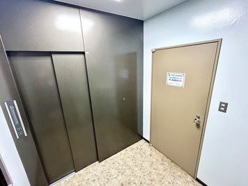【エレベーターで2階にあがると、すぐ左手に会議室のドアがあります。】 - TIME SHARING 竹橋 廣瀬第3ビル 2Fの入口の写真