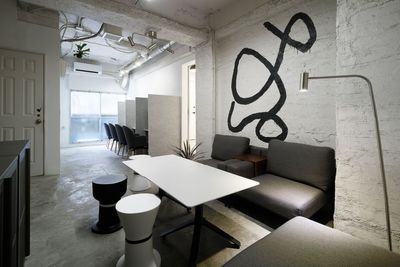 【高円寺駅3分】8名まで利用可能な会議室スペース、白を基調としたスタイリッシュ空間 - コワーキングカフェ・バー"mui"